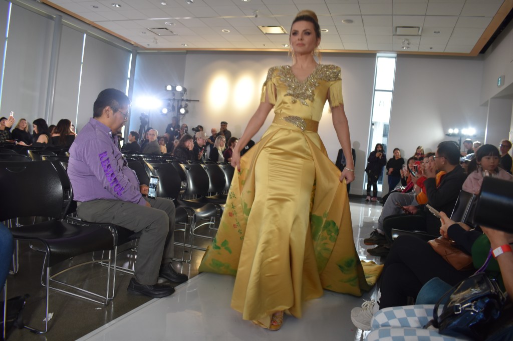 Designer: Yan Jie
At 14th International Fashion Gala