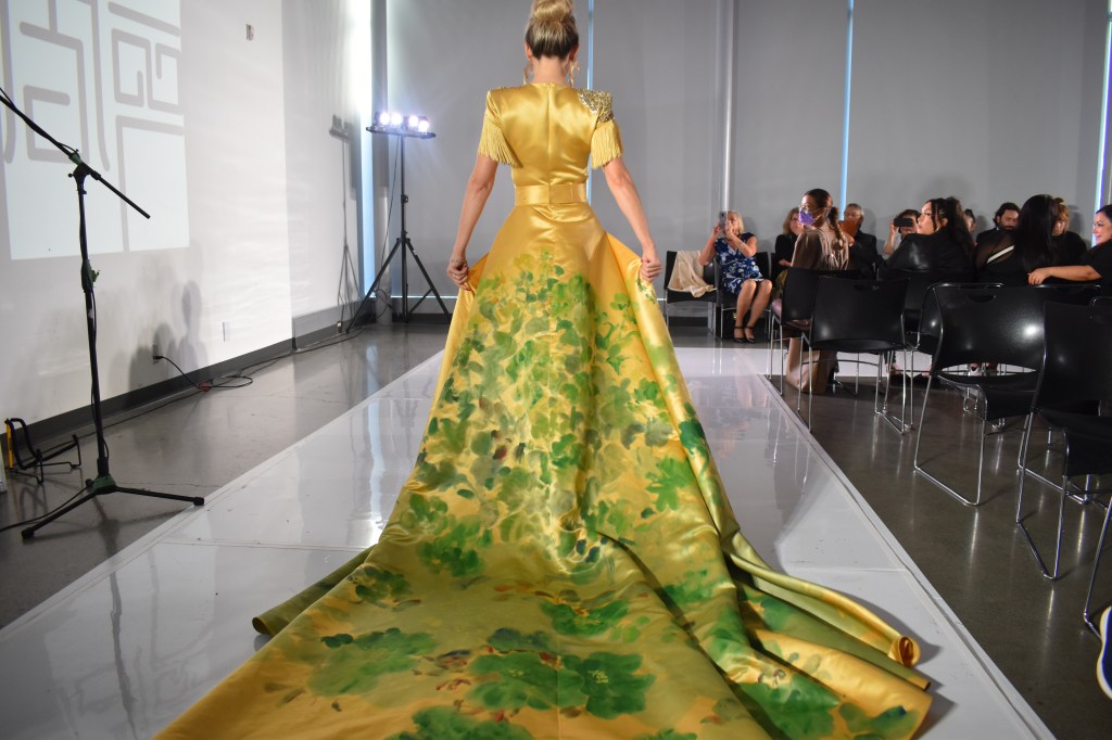 Designer: Yan Jie
At 14th International Fashion Gala