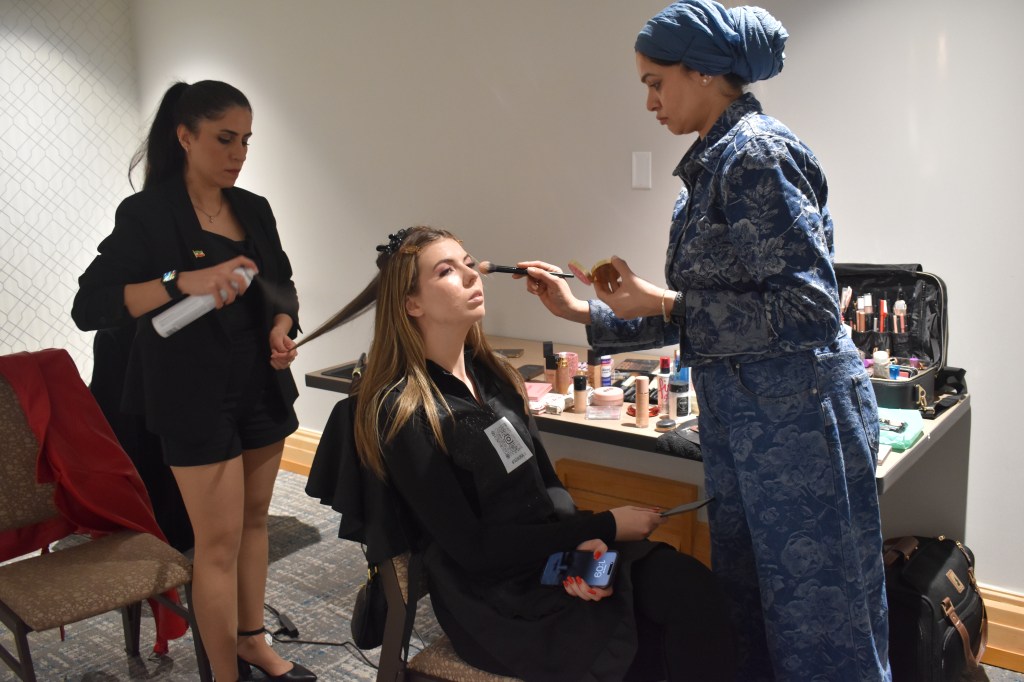 Women applying makeup
Yes!Mona Beauty Team