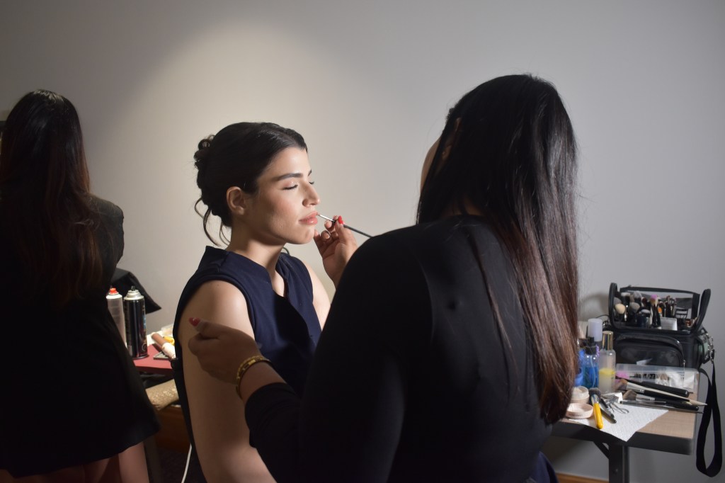 Woman applying makeup
Yes!Mona Beauty Team